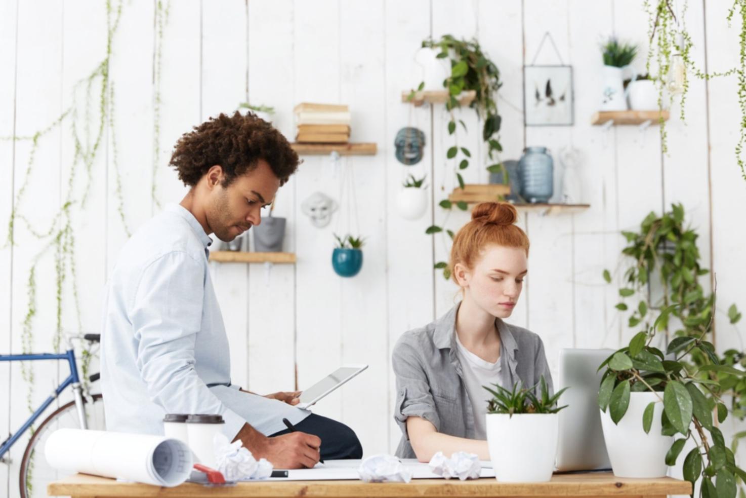 Arbeitsplatz mit Notizen und Planungsunterlagen für Mindset-Coaching